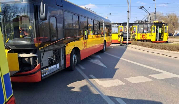 Zderzenie autobusu z tramwajem. Są ranni, akcja służb na Rondzie Waszyngtona