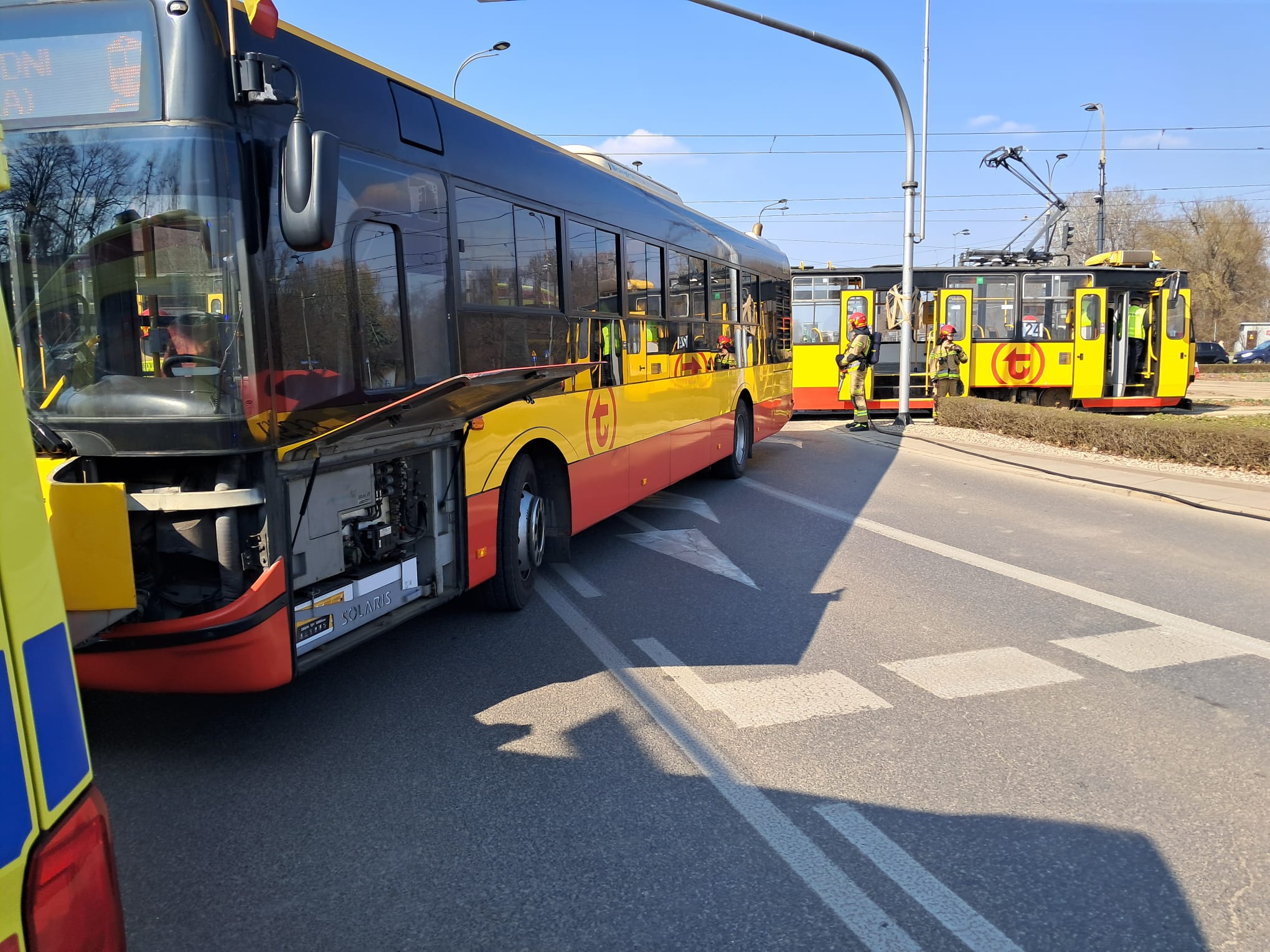 Zderzenie autobusu z tramwajem. Są ranni, akcja służb na Rondzie Waszyngtona