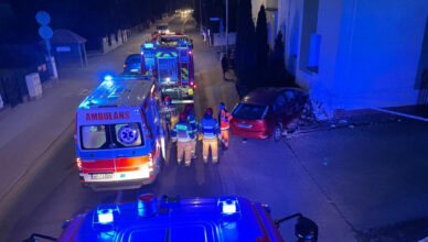 Groźny wypadek w Sochaczewie. Samochód zakończył jazdę na ścianie budynku