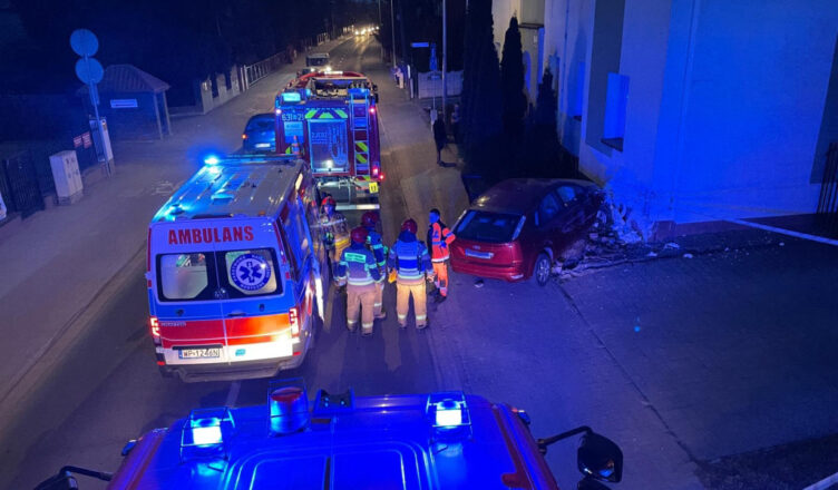 Groźny wypadek w Sochaczewie. Samochód zakończył jazdę na ścianie budynku
