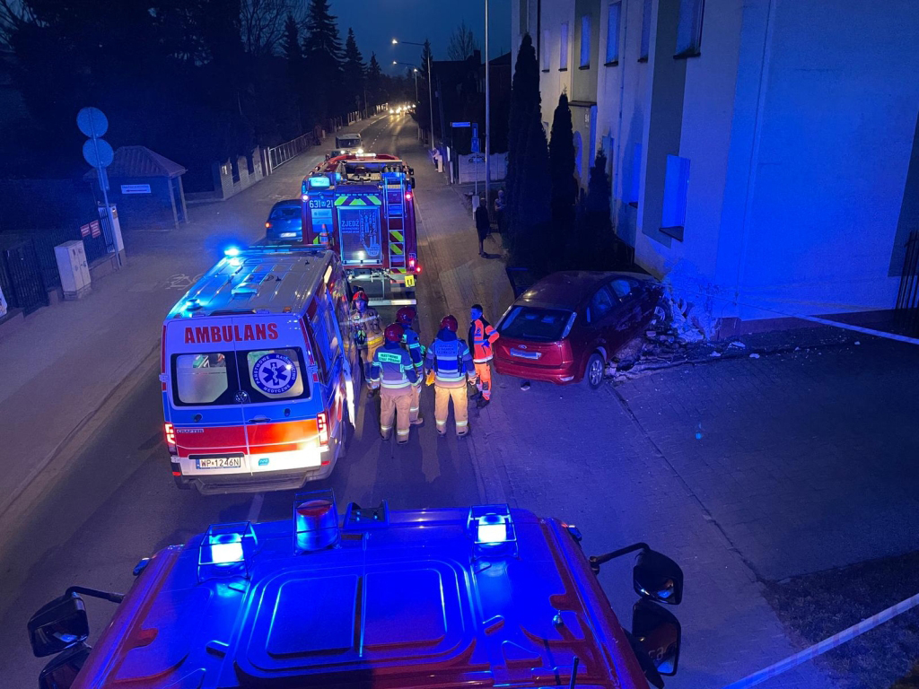 Groźny wypadek w Sochaczewie. Samochód zakończył jazdę na ścianie budynku