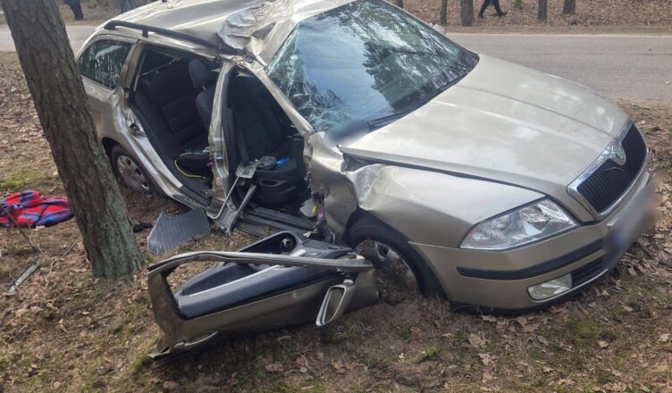 Auto uderzyło w drzewa, kierowca uciekł. Dramatyczny wypadek i walka o życie pasażerki