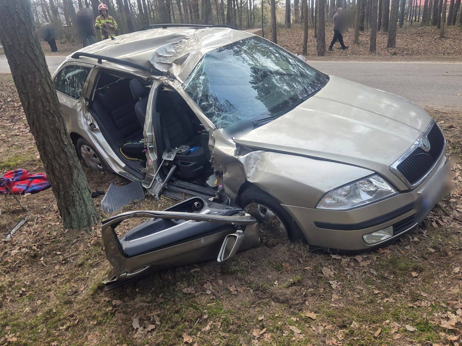 Auto uderzyło w drzewa, kierowca uciekł. Dramatyczny wypadek i walka o życie pasażerki
