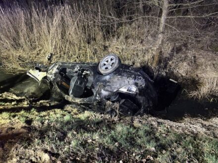 Tragiczny wypadek na DW747. BMW wypadło z drogi – 28-latek nie żyje, są ranni