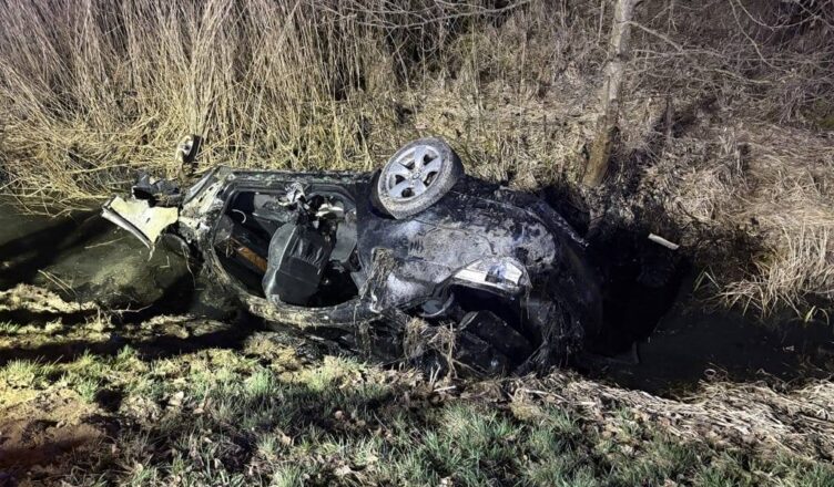 Tragiczny wypadek na DW747. BMW wypadło z drogi – 28-latek nie żyje, są ranni