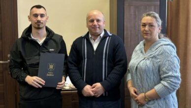 Gmina Jadów wspiera lokalny sport. Podpisano umowy z dwoma klubami piłkarskimi