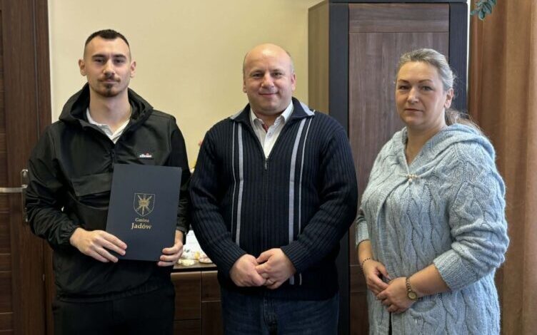 Gmina Jadów wspiera lokalny sport. Podpisano umowy z dwoma klubami piłkarskimi