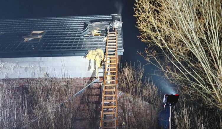 Nocny pożar budynku w Fiukałach. Strażacy walczyli z ogniem i gęstym dymem