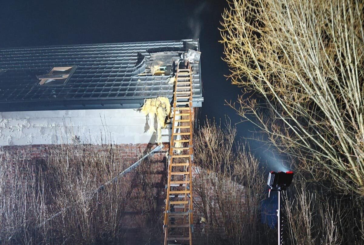 Nocny pożar budynku w Fiukałach. Strażacy walczyli z ogniem i gęstym dymem