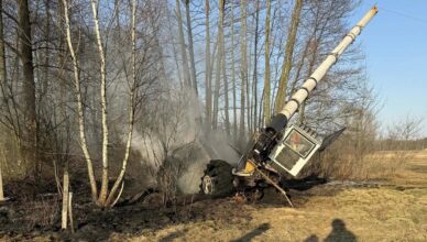 Kłęby czarnego dymu nad Franciszkowem. Płonęła maszyna leśna przy liniach energetycznych