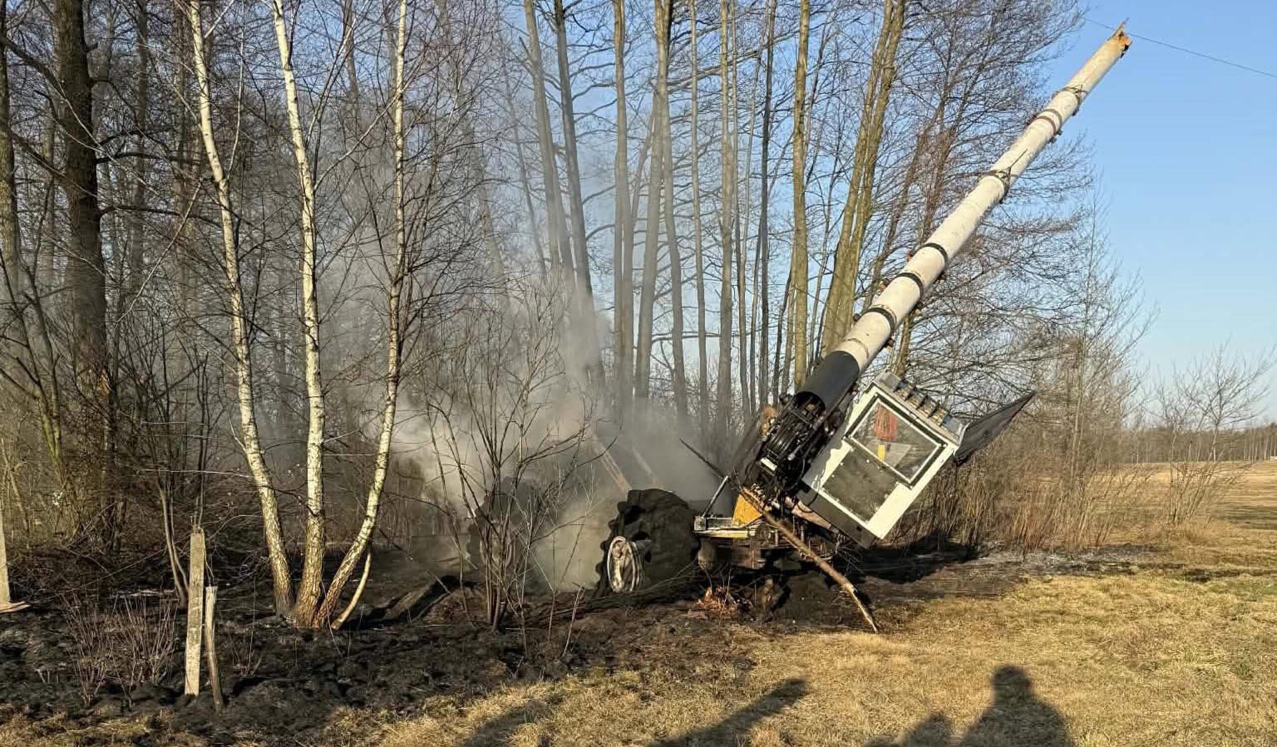 Kłęby czarnego dymu nad Franciszkowem. Płonęła maszyna leśna przy liniach energetycznych