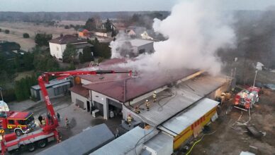 Dramatyczna noc w Marianowie. Pożar zakładu produkcyjnego i wielka akcja strażaków.