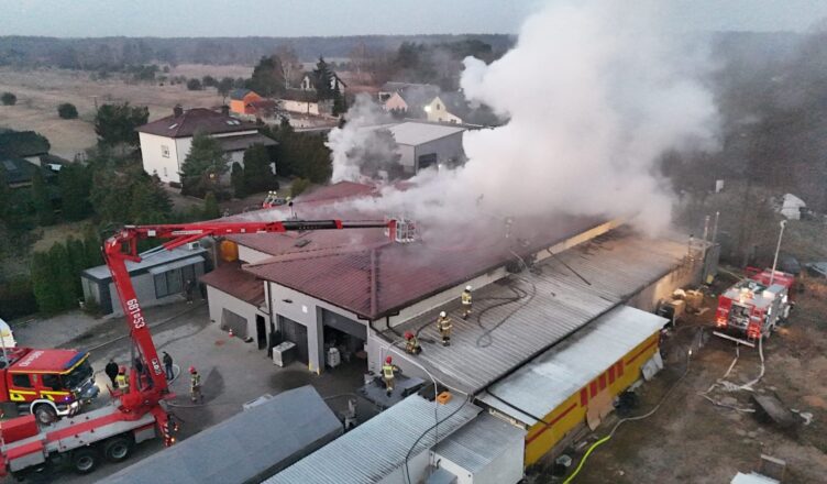 Dramatyczna noc w Marianowie. Pożar zakładu produkcyjnego i wielka akcja strażaków.