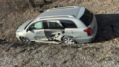 Groźny wypadek w Nowinkach. Auto wypadło z drogi i rozbiło się w przydrożnym rowie