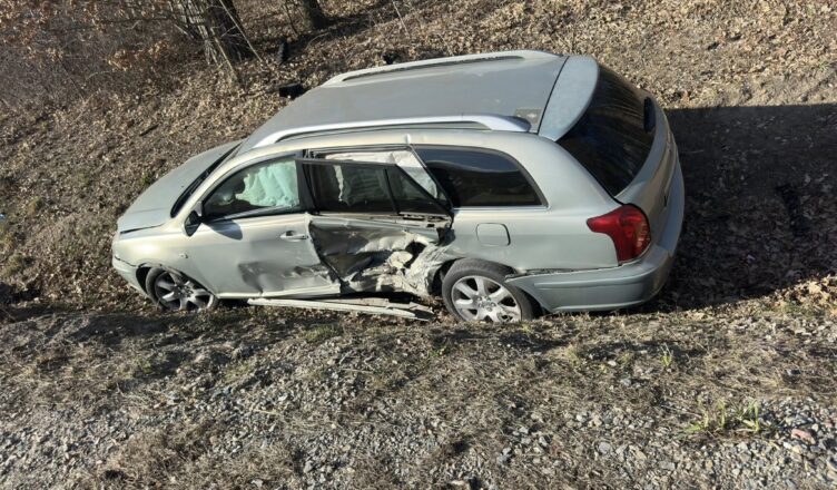 Groźny wypadek w Nowinkach. Auto wypadło z drogi i rozbiło się w przydrożnym rowie