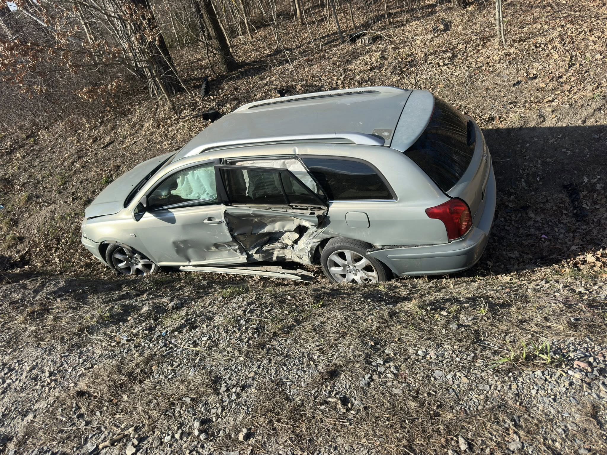 Groźny wypadek w Nowinkach. Auto wypadło z drogi i rozbiło się w przydrożnym rowie