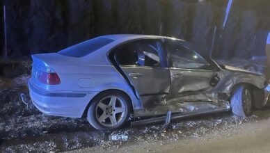 Zderzenie dwóch samochodów w Poświętnem. Na miejscu straż, policja i ZRM