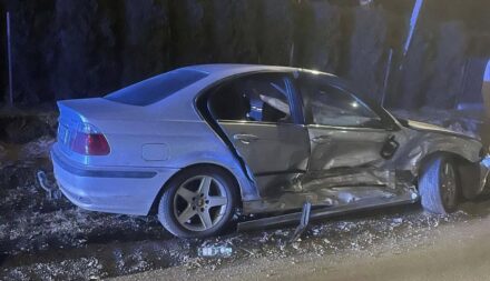 Zderzenie dwóch samochodów w Poświętnem. Na miejscu straż, policja i ZRM