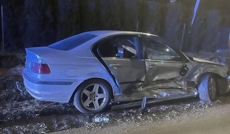 Zderzenie dwóch samochodów w Poświętnem. Na miejscu straż, policja i ZRM