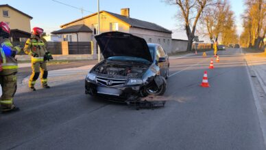 Groźne zderzenie w Radzyminie. Rozbite auta na środku jezdni.