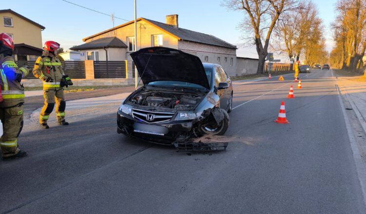 Groźne zderzenie w Radzyminie. Rozbite auta na środku jezdni.