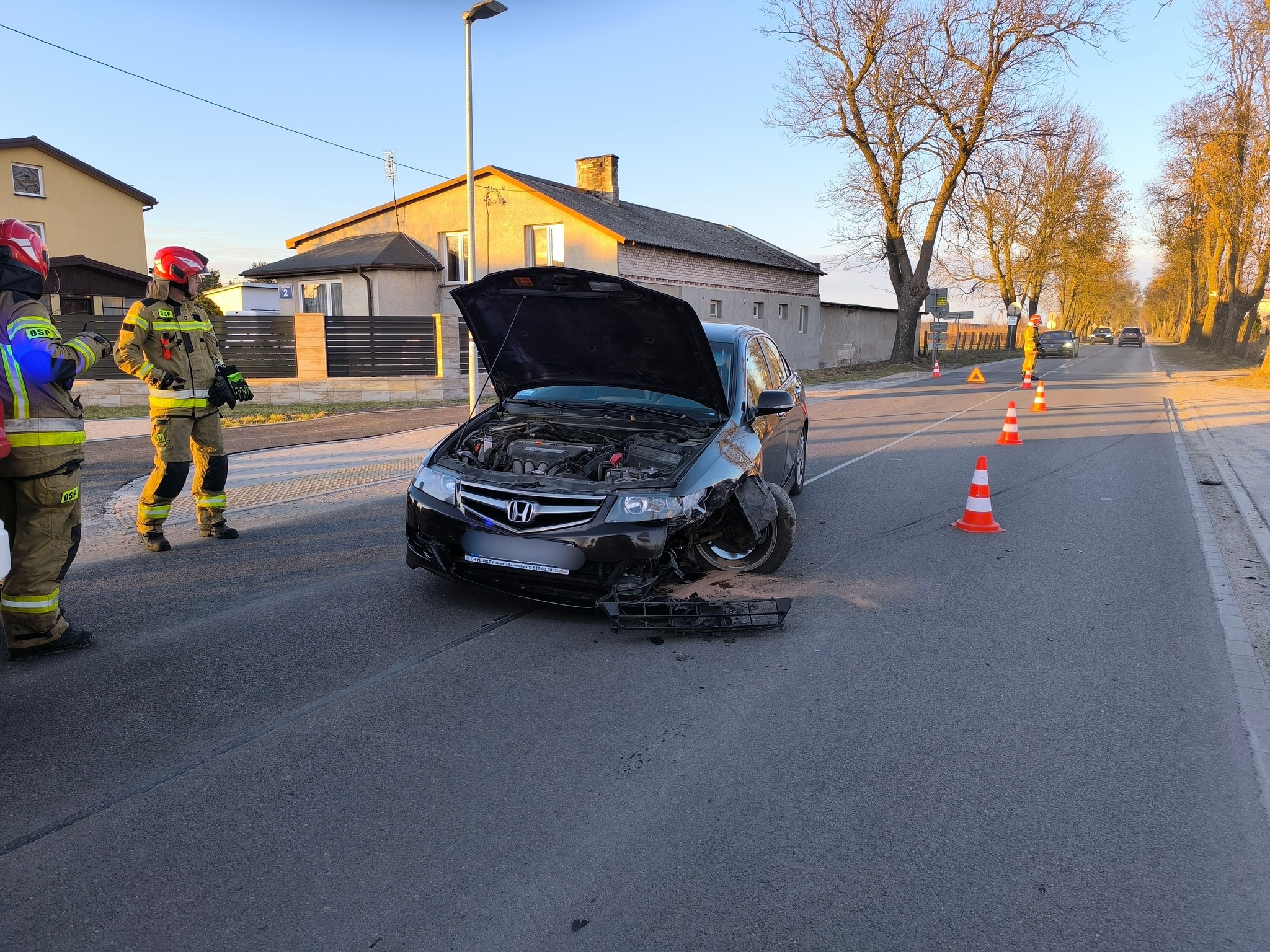Groźne zderzenie w Radzyminie. Rozbite auta na środku jezdni.