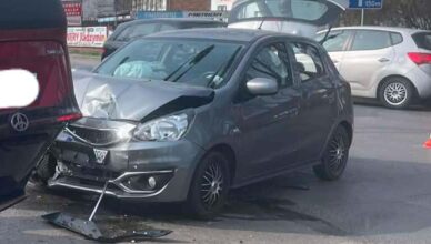 Dachowanie na ruchliwym skrzyżowaniu. Groźne zderzenie aut i natychmiastowa akcja służb