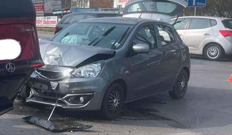 Dachowanie na ruchliwym skrzyżowaniu. Groźne zderzenie aut i natychmiastowa akcja służb