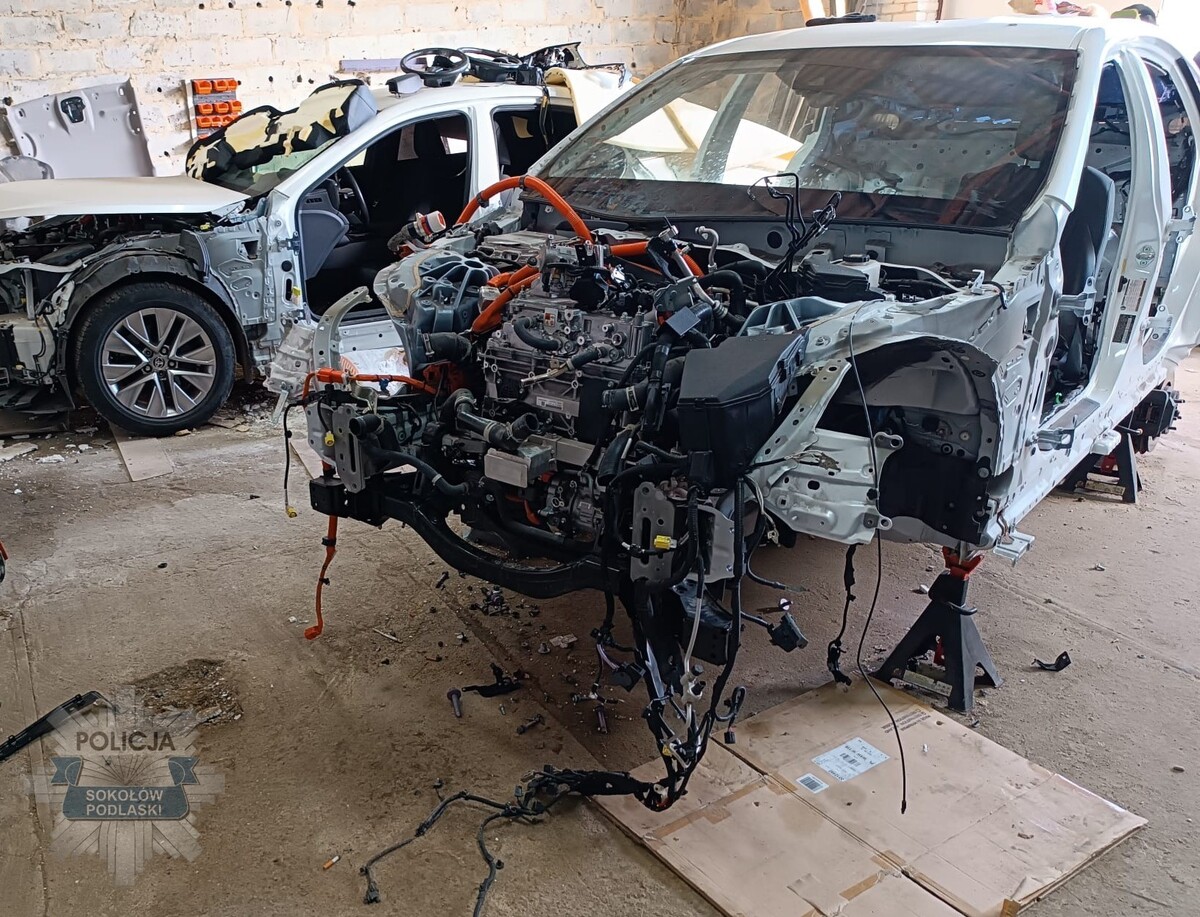 Kolejna złodziejska dziupla zlikwidowana. Samochody skradzione na terenie powiatu wołomińskiego znalezione na terenie gminy Sokołów Podlaski