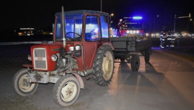 Zdarzenie dwóch 14-latków na hulajnodze i ciągnika