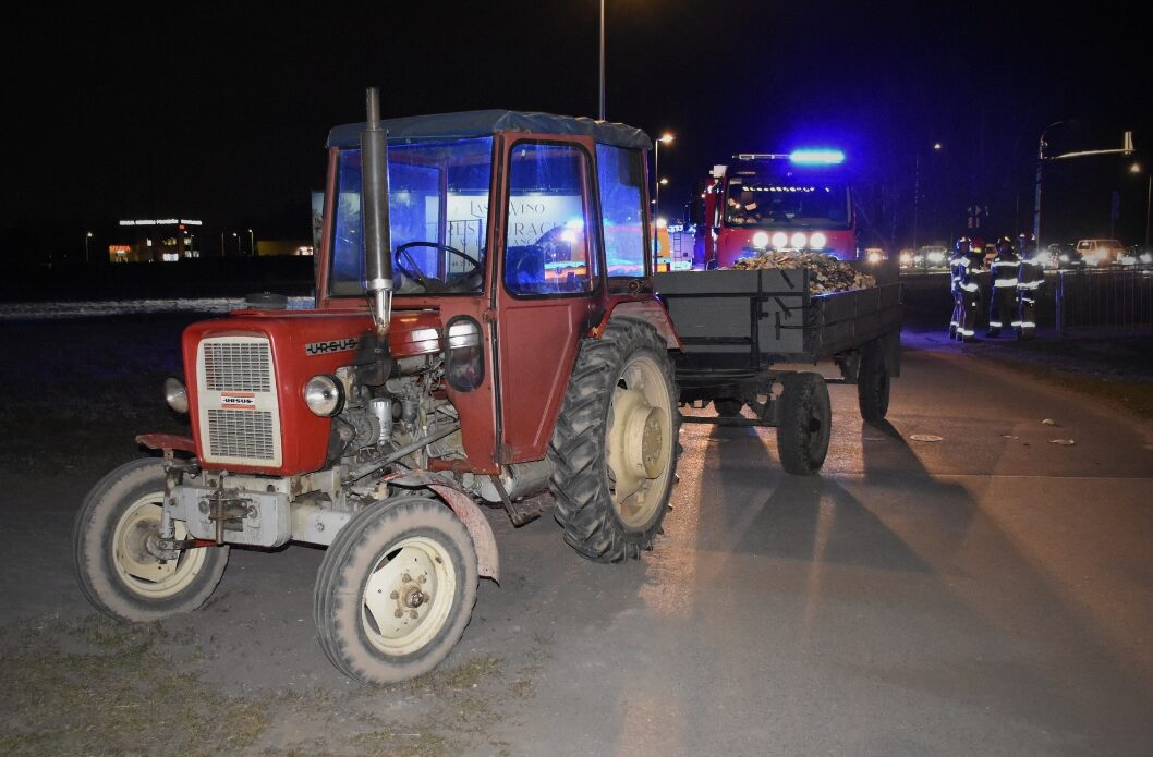 Zdarzenie dwóch 14-latków na hulajnodze i ciągnika