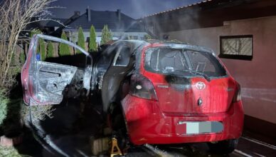 Nocny pożar samochodu w Zagościńcu. Auto stanęło w płomieniach tuż przy domu