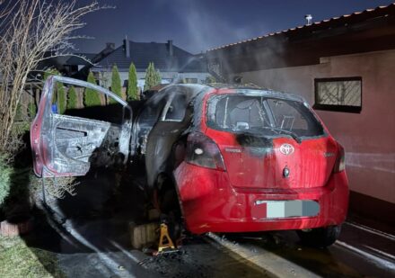 Nocny pożar samochodu w Zagościńcu. Auto stanęło w płomieniach tuż przy domu