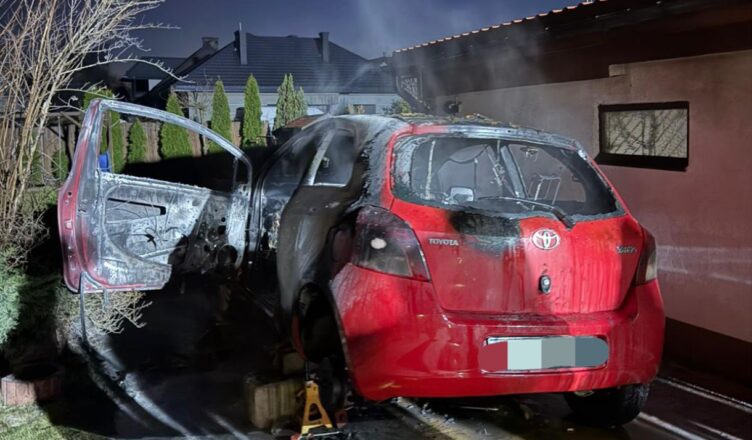 Nocny pożar samochodu w Zagościńcu. Auto stanęło w płomieniach tuż przy domu