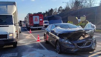 Zderzenie na Żołnierskiej! Rozbite auta i utrudnienia na DW631