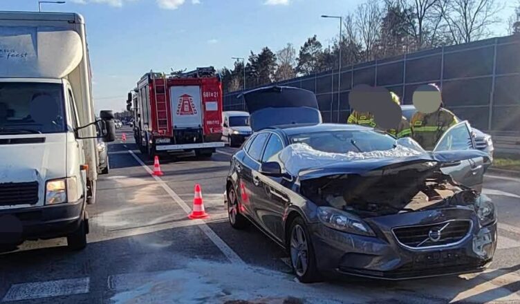 Zderzenie na Żołnierskiej! Rozbite auta i utrudnienia na DW631