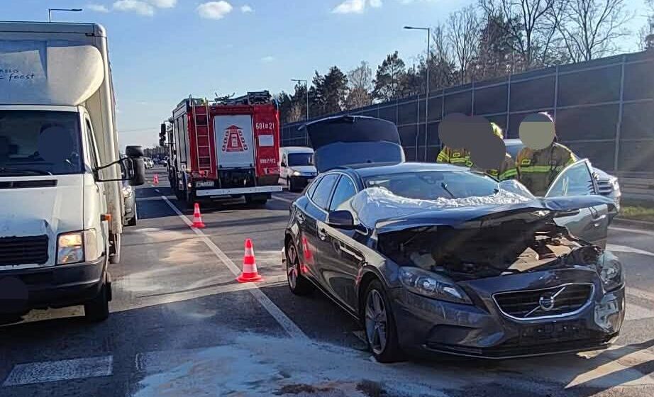 Zderzenie na Żołnierskiej! Rozbite auta i utrudnienia na DW631