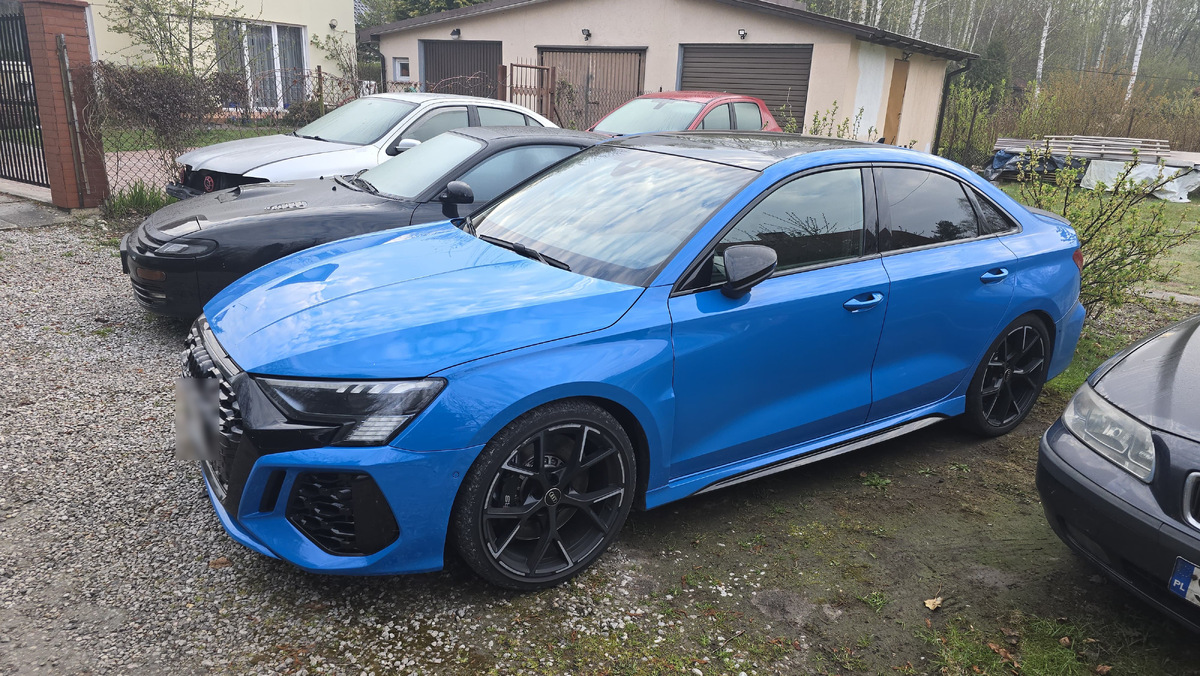 Luksusowe auta warte 830 tys. zł odzyskane. Policja namierzyła ukryte pojazdy.