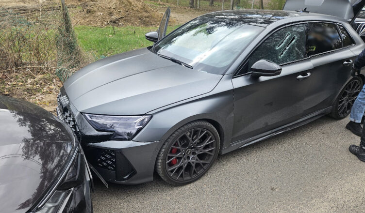 Pościg, rozbite radiowozy i 49 kg narkotyków. Spektakularna akcja służb pod Warszawą