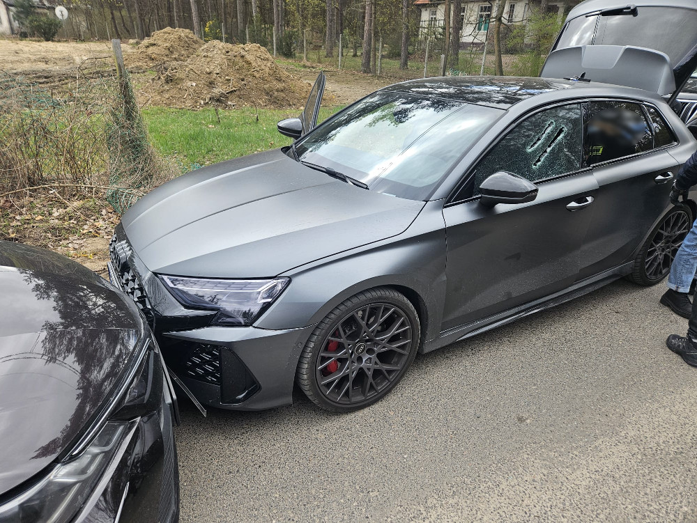 Pościg, rozbite radiowozy i 49 kg narkotyków. Spektakularna akcja służb pod Warszawą