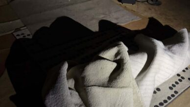 Chciał przechytrzyć policję… owijając się dywanem! Został zatrzymany