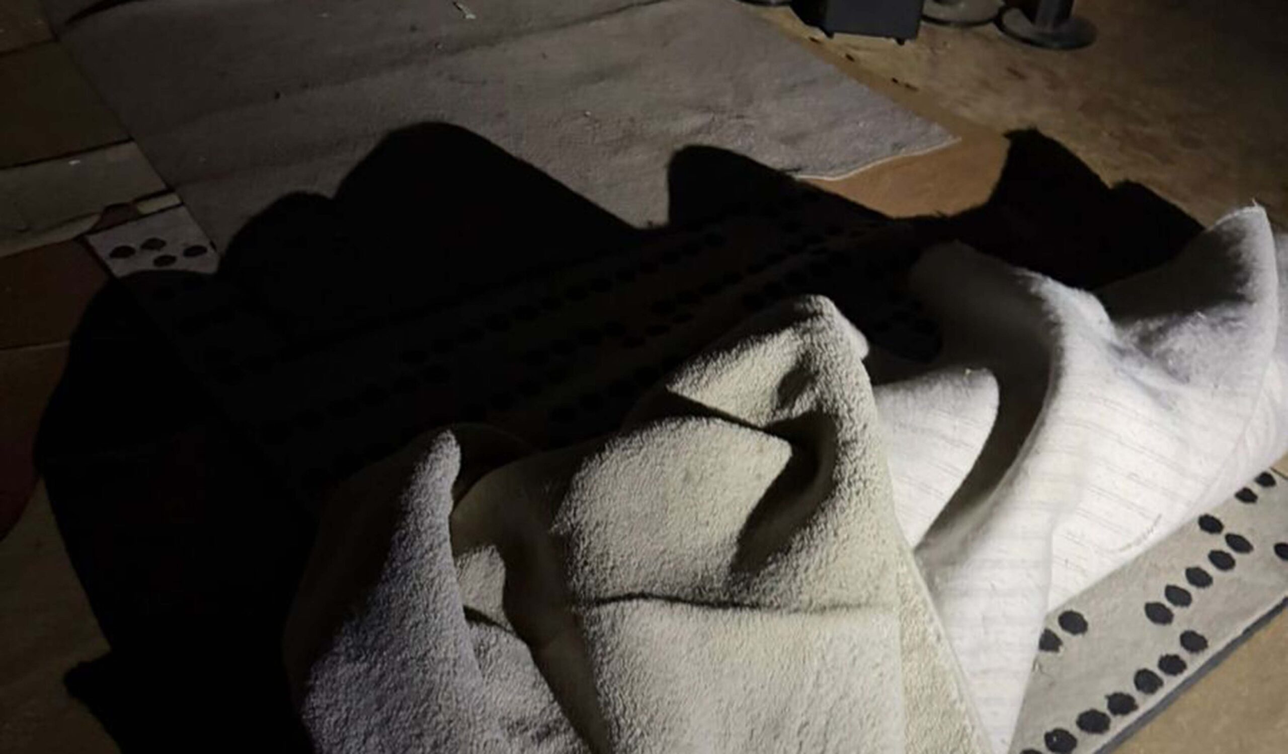 Chciał przechytrzyć policję… owijając się dywanem! Został zatrzymany