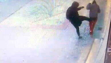 Brutalnie zaatakował spacerującą kobietę w sercu stolicy - zareagował policjant idący na służbę