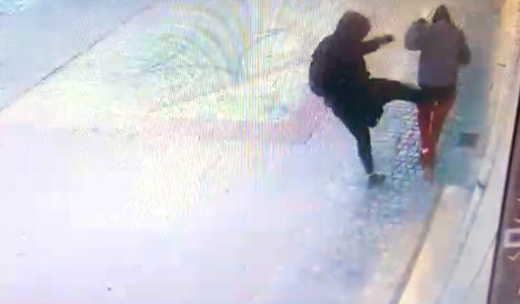 Brutalnie zaatakował spacerującą kobietę w sercu stolicy - zareagował policjant idący na służbę