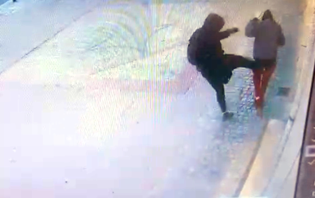 Brutalnie zaatakował spacerującą kobietę w sercu stolicy - zareagował policjant idący na służbę