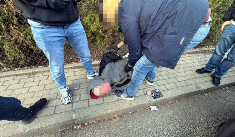 Policjanci zatrzymali oszusta na gorącym uczynku