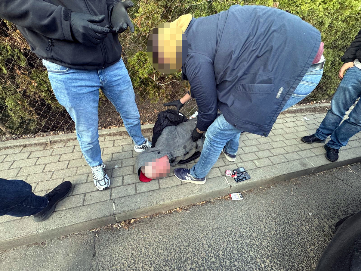 Policjanci zatrzymali oszusta na gorącym uczynku
