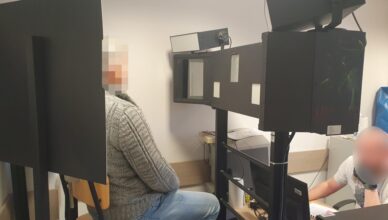 Złość za kierownicą skończyła się zarzutami! Kopnął auto po kłótni – grozi mu nawet 5 lat więzienia