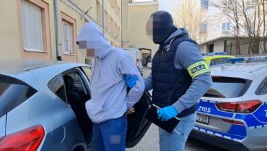 Brutalny napad w apartamencie. Bili ofiarę pałką, gryfem i grozili nożem.