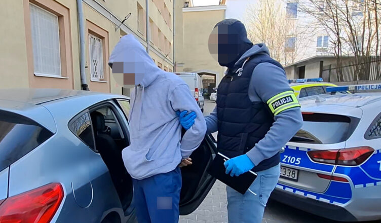 Brutalny napad w apartamencie. Bili ofiarę pałką, gryfem i grozili nożem.